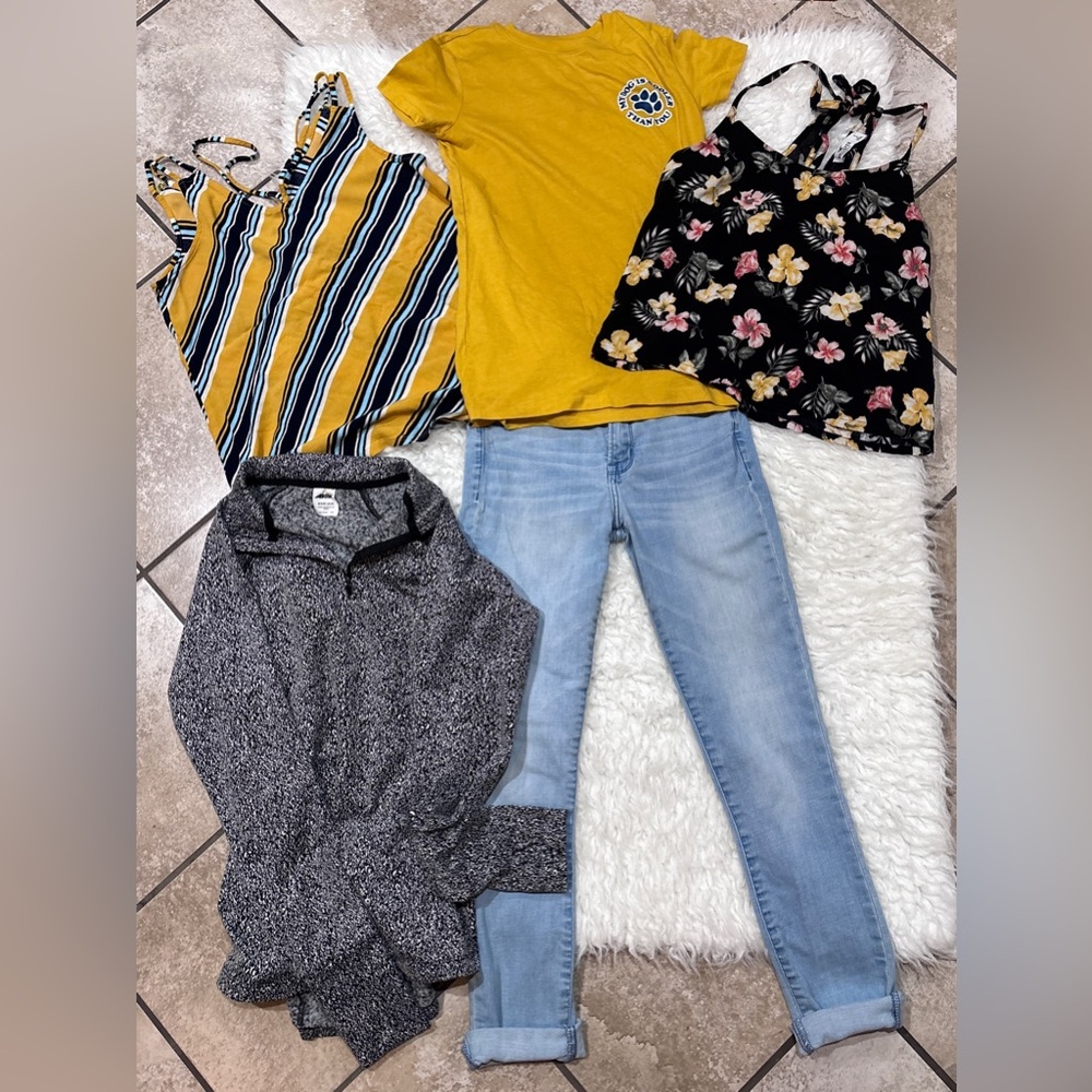 Great Cloths Bundle for Sz Small
1-Tee/2-Tanks/1-Sweatshirt/1 Jeans
Like New